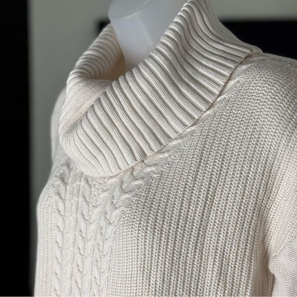 Banana Republic Cable-Knit Turtleneck Sweater. Size Small - Picture 4 of 10